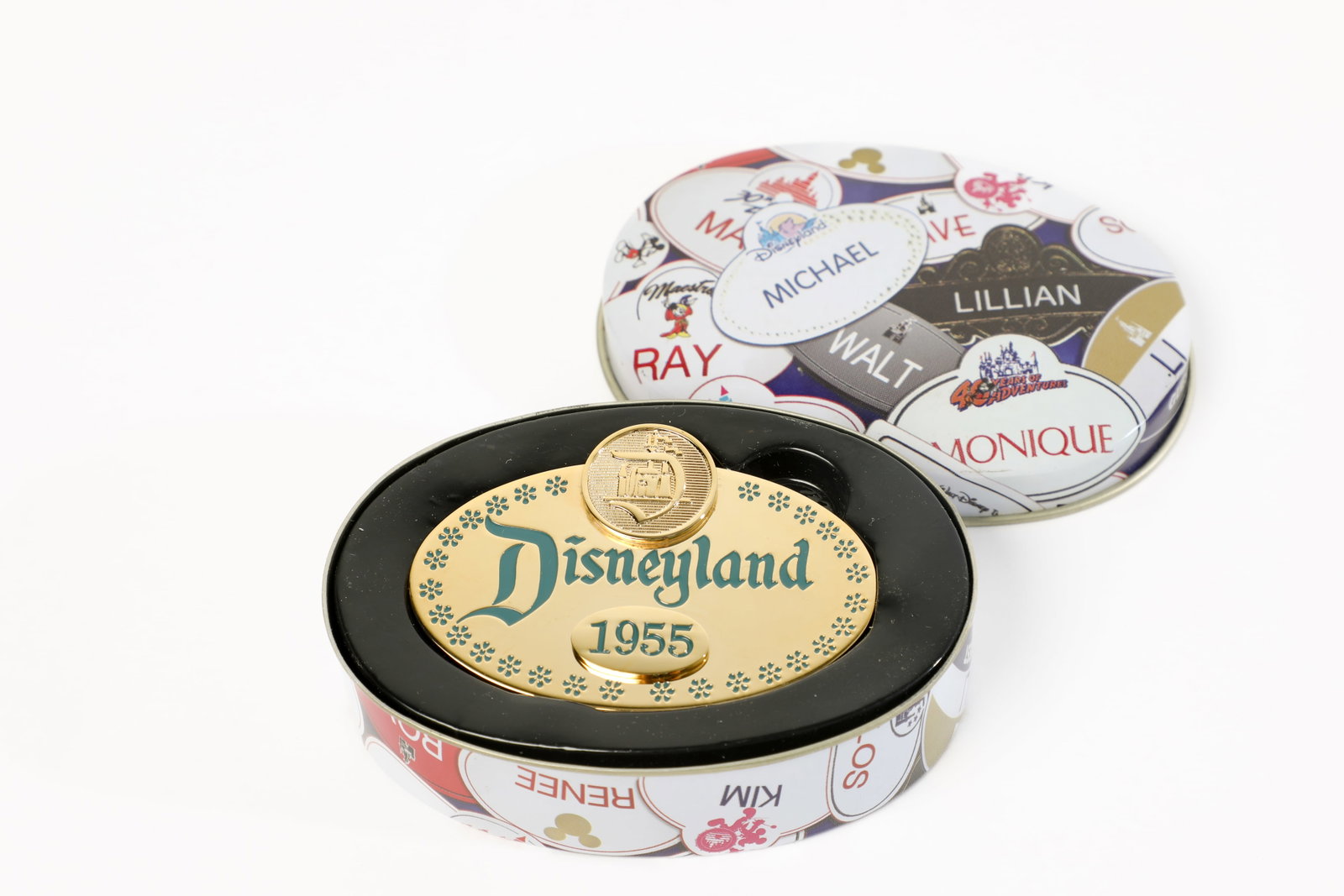 Disneyland Resort Cast Member Exclusive Replica Name Tag (Disney, 1995).: Proudly presented is the official, limited edition replica that honors the iconic nameless tags/badges worn by original cast members of Disneyland from July 17, 1955 to 1962. The original Disneyland C