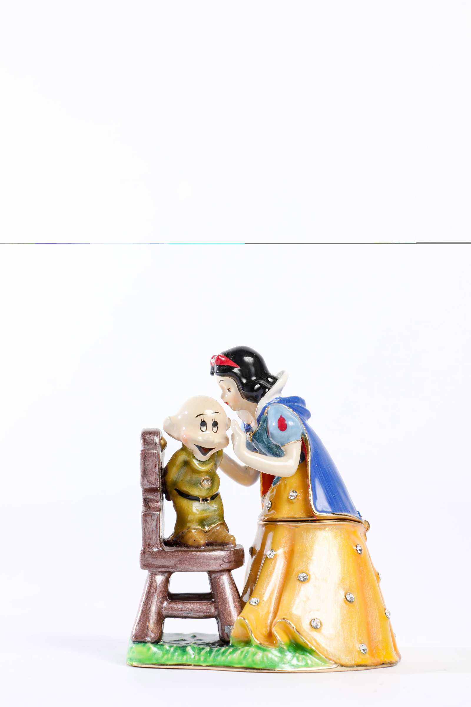 Walt Disney’s Snow White and Dopey Limoge Box (2000s).: “Once Upon a Time…” a lovely little princess was made the subject of a stunning Limoge Box inspired by Walt Disney’s Snow White and the Seven Dwarfs! A memorable moment featuring Snow Whit