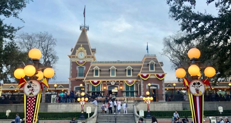 Disneyland - Mickey’s 90th Birthday “World’s Biggest Mouse Party” Lamppost Plaque Props: “Hot dog!” Mickey Mouse and Minnie Mouse welcome guests to their 90th birthday party on this pair of signs from Disneyland Resort! From 2018 to 2019, the World’s Biggest Mouse Party, salutin