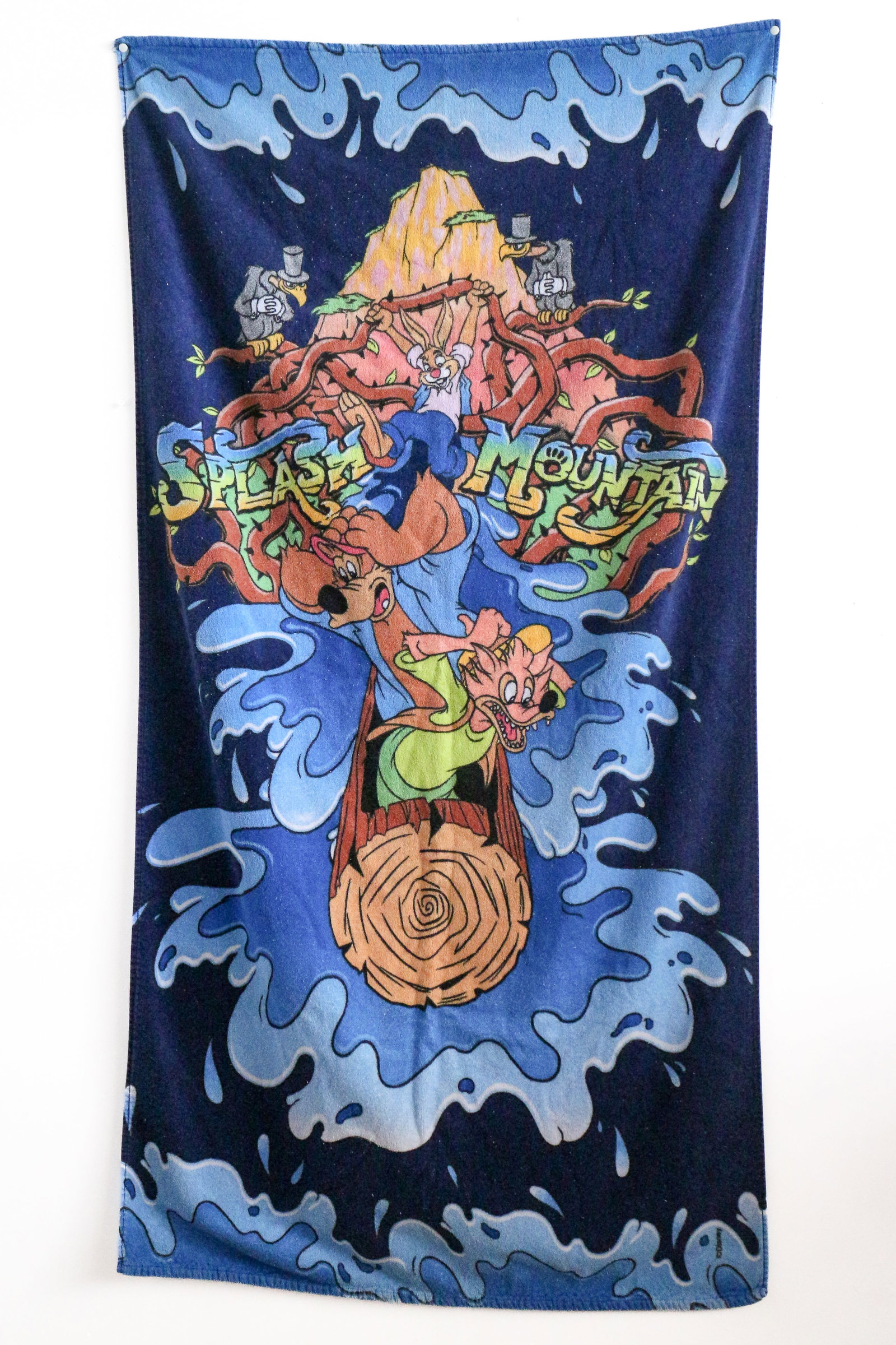 RARE Disneyland - Splash Mountain Souvenir Towel (Walt Disney, 1989).: He's headin' for a little bit of fun now! Brer Rabbit introduces Brer Fox and Brer Bear to his laughin’ place for this rare towel souvenir of the original Splash Mountain at Disneyland! The graphic 