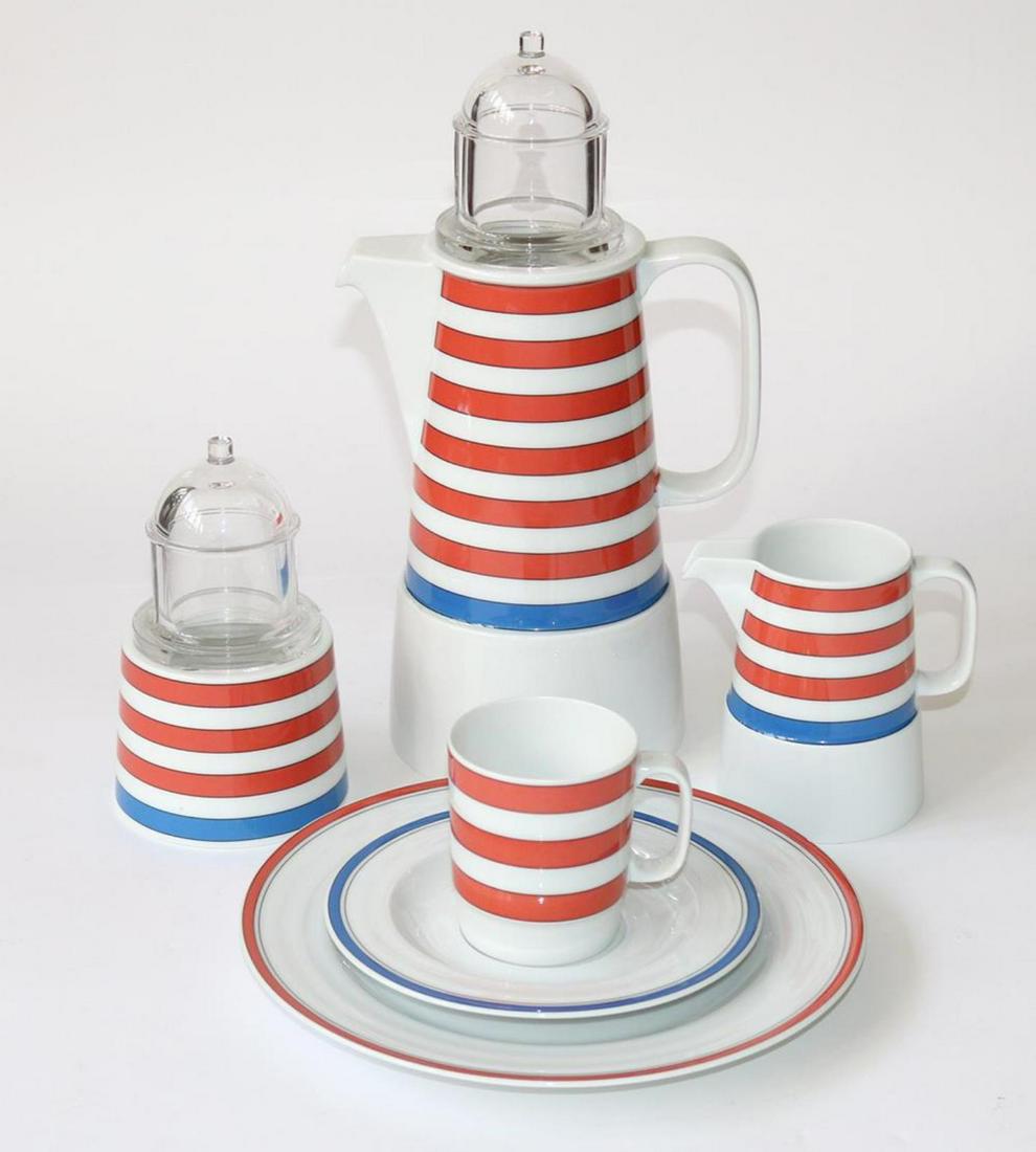 Rossi, Aldo für Rosenthal: Service 21 tlg. Modell Il Faro (Leuchtturm in rot blau). A.Rossi für Rosenthal Studioline, 1994. Porzellan mit Glasdeckeln. Je 6 Gedecke mit U-Teller, Kaffeekanne, Milchkännchen u. Zuckerdos