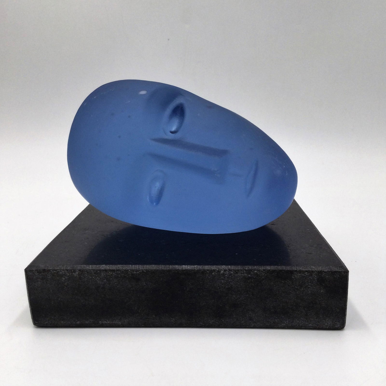 Kosta Boda Bertil Vallien Resting Head Glass Sculpture: Kosta Boda Bertil Vallien Resting Head Glass Sculpture, Signed on Base. Size: 5" H x 5.75" L x 5.75" W Approximately 8lbs 6 Oz. Free pick-up at our warehouse. Shipping is done by a 3rd party shipper a