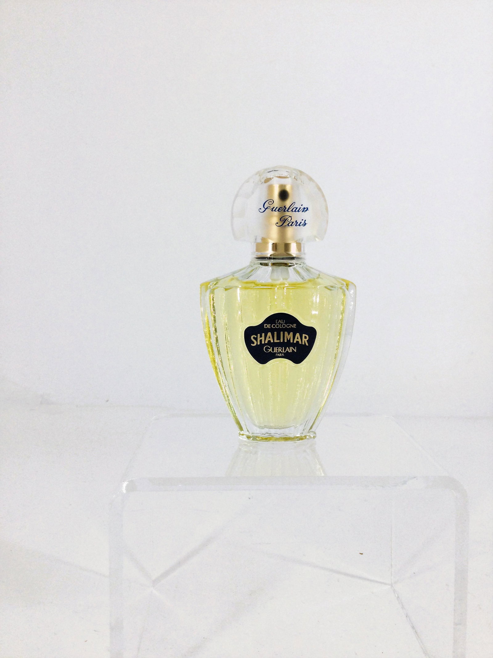 Vintage Eau De Cologne Shalimar Guerlain 1 Fl. Oz.: Vintage Eau De Cologne Shalimar Guerlain 1 Fl. Oz. Unused in Original Box. Approx. size 3.75 inches tall x 2.5 wide x 1 deep. Approx. weight 3.5 oz. IMPORTANT: In House Shipping, No International Ship