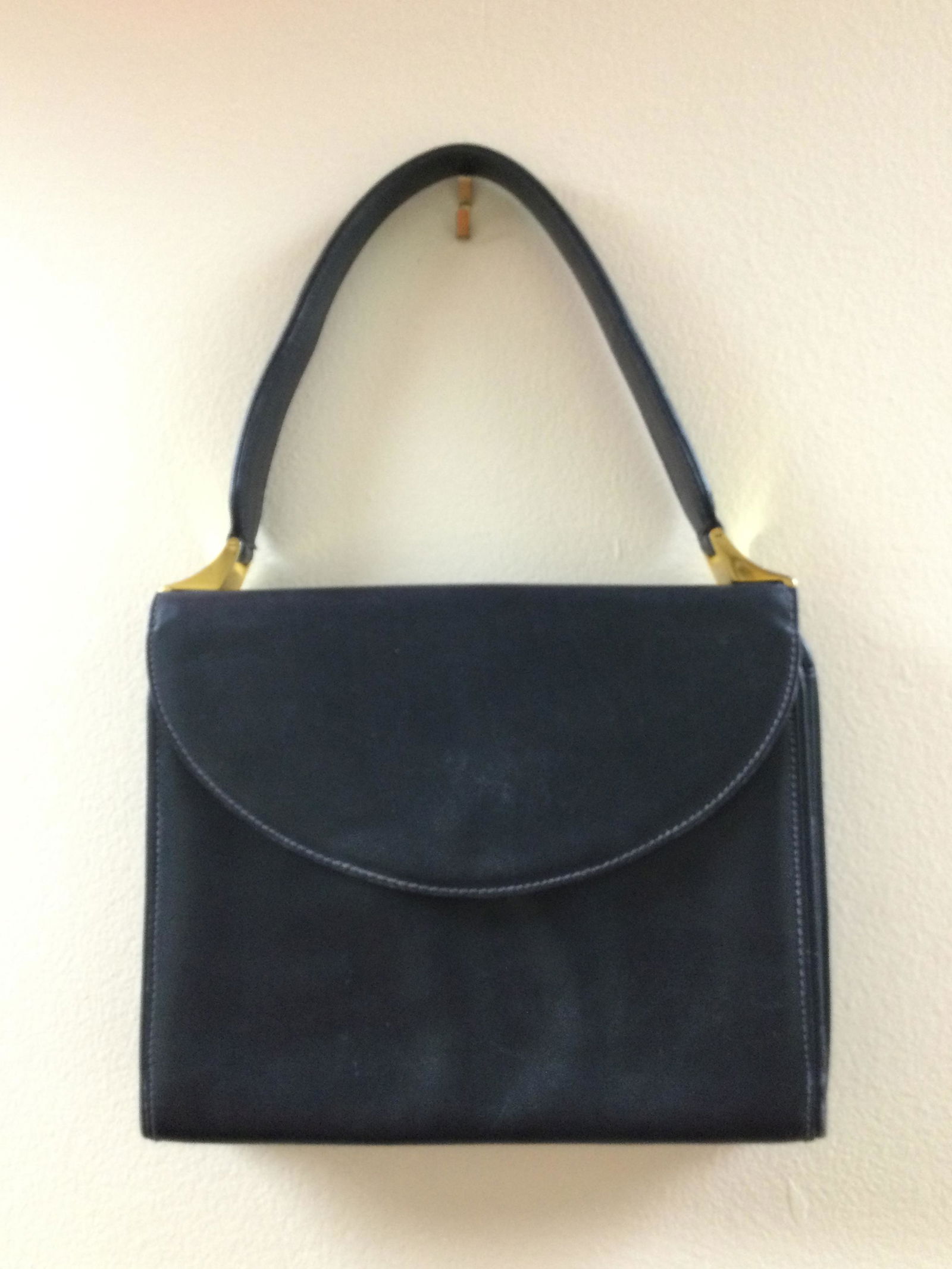 Vintage Gucci Navy Blue Leather Handbag: Vintage Gucci Navy Blue Leather Handbag. Approx. size. 7.75 inches tall x 9.5 wide x 2 deep. Approx. weight 1 lbs. 6.9 oz. IMPORTANT: In House Shipping.