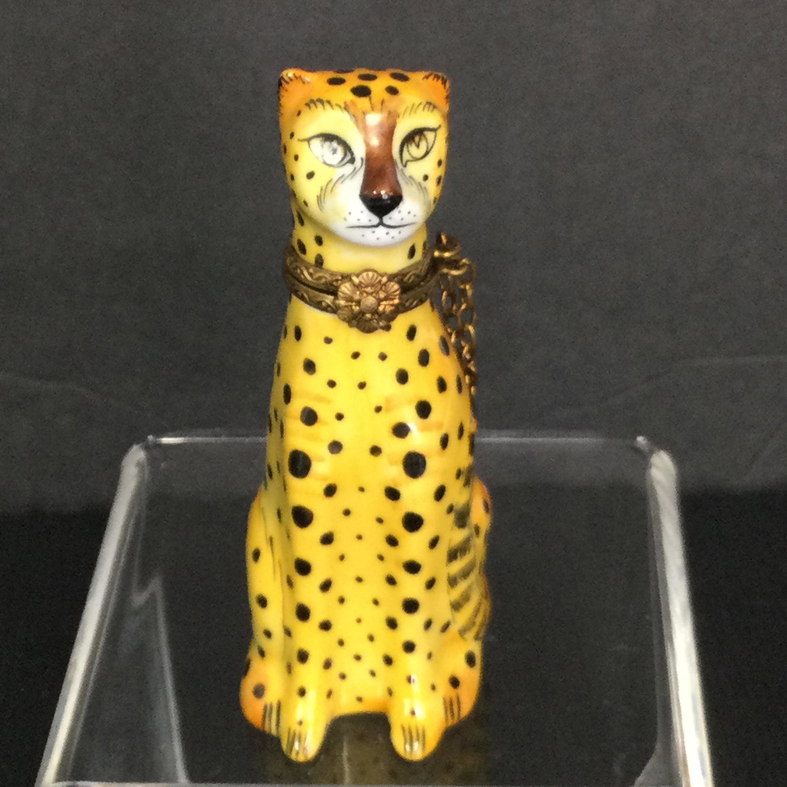 Limoges Depose Porcelain Trinket Box Cheetah L.E.: Limoges Peint Main Porcelain Trinket Box Cheetah Leopard - Numbered 130/2500. Approx. size 3.25 inches tall x 1.25 wide x 1.5 deep. Approx. weight 1.3 oz. IMPORTANT: In House Shipping.