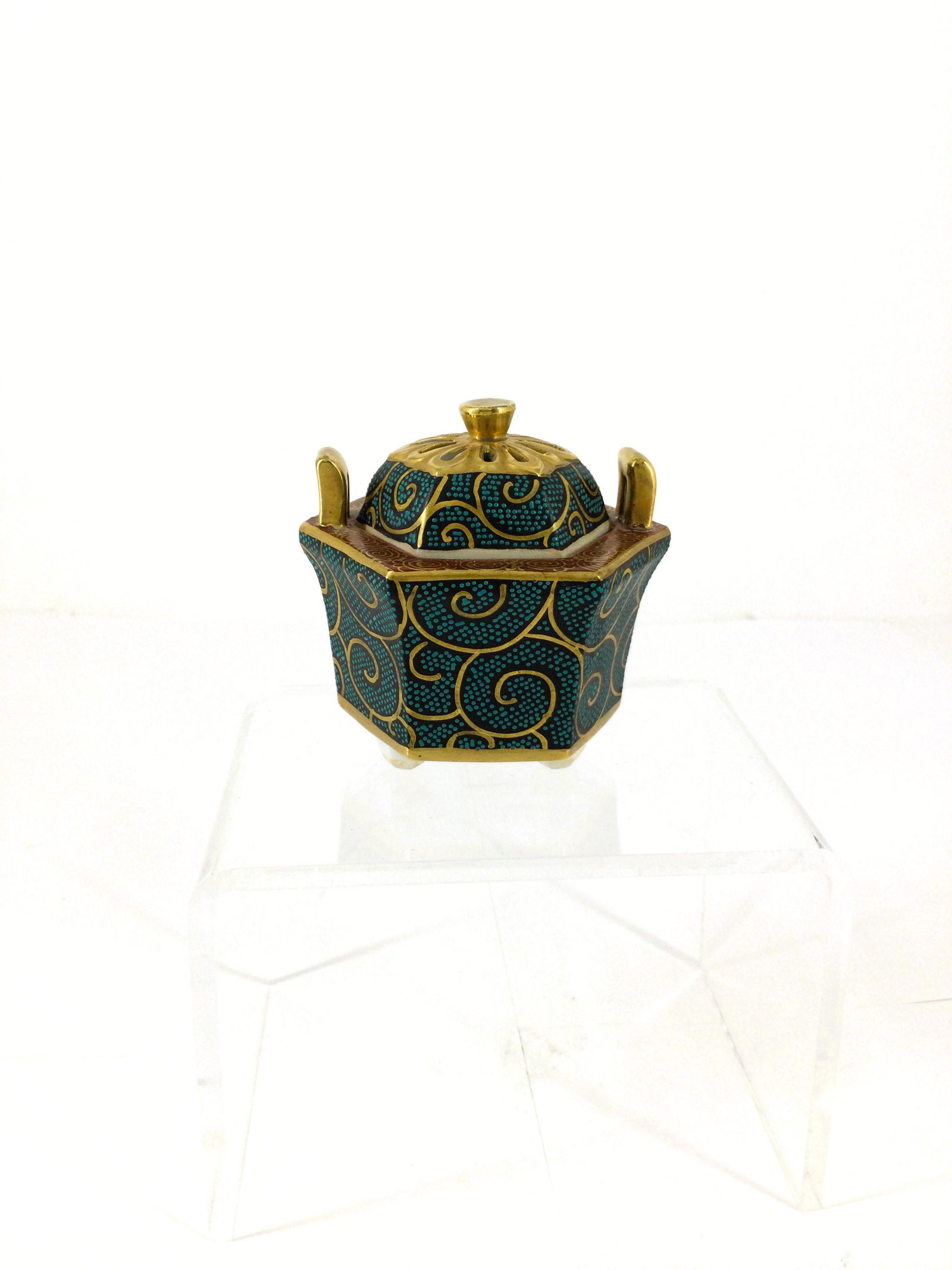 Chinese Porcelain Tripod Senser Incense Burner With Lid: Tripod Chinese Porcelain Senser with Lid. Approx. size 2.75 inches tall x 2.5 wide. Approx. weight 4.4 oz. IMPORTANT: NO In-House Shipping, Please read our shipping terms for provider.
