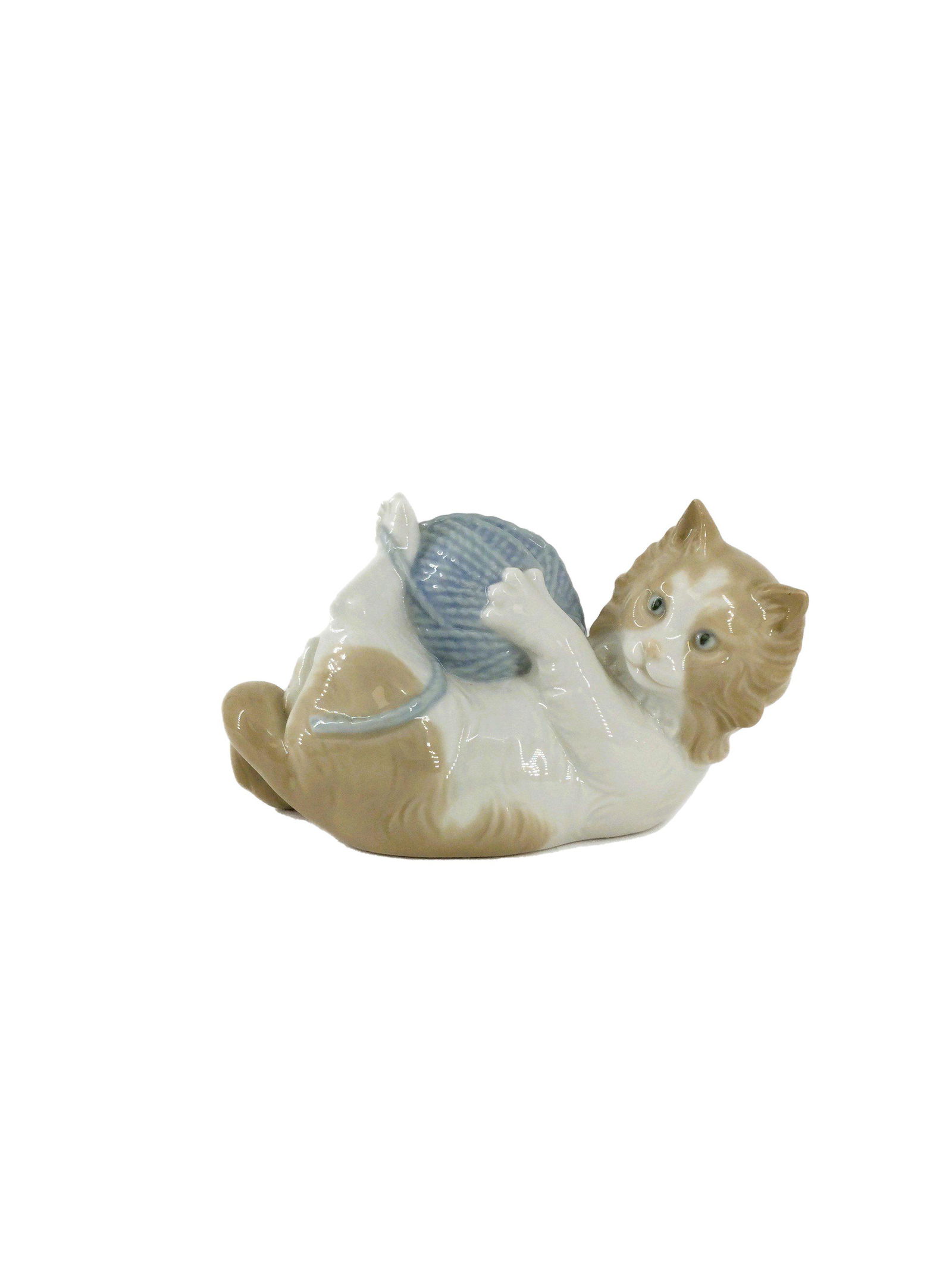 Nao by Lladro Cat Playing with Yarn Figurine 259 (1 of 5)