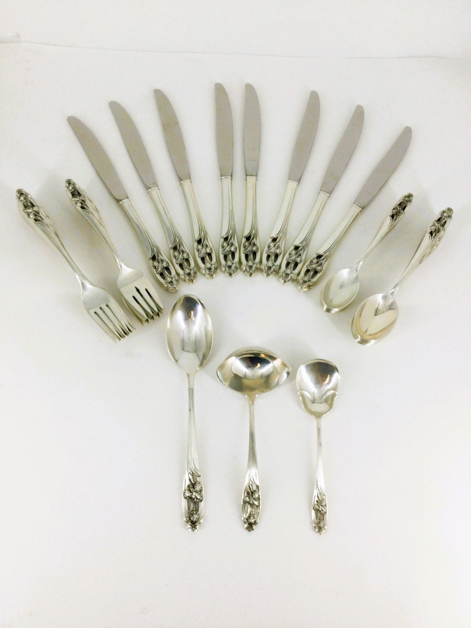International Silver Flatware Set 43 Pcs. Serving For 8 Silver Iris (1 of 7)