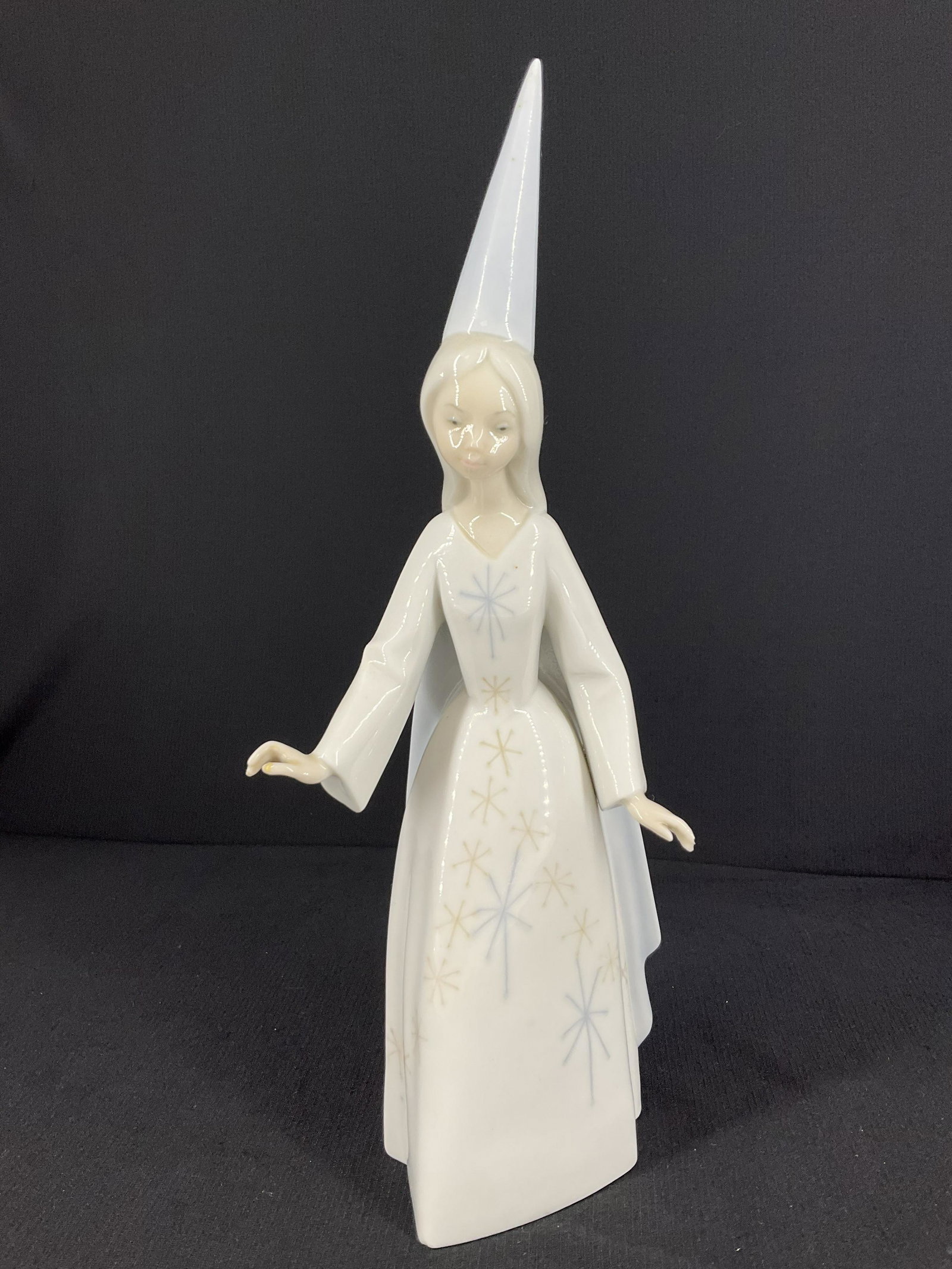 Lladro Fairy Godmother 4595: Lladro made is Spain porcelain Fairy Godmother 4595, missing wand. Approx. size 11 inches tall x 3 wide x 3.5 deep. Approx. weight 1 lbs.IMPORTANT: NO In-House Shipping, Please read our shipping terms