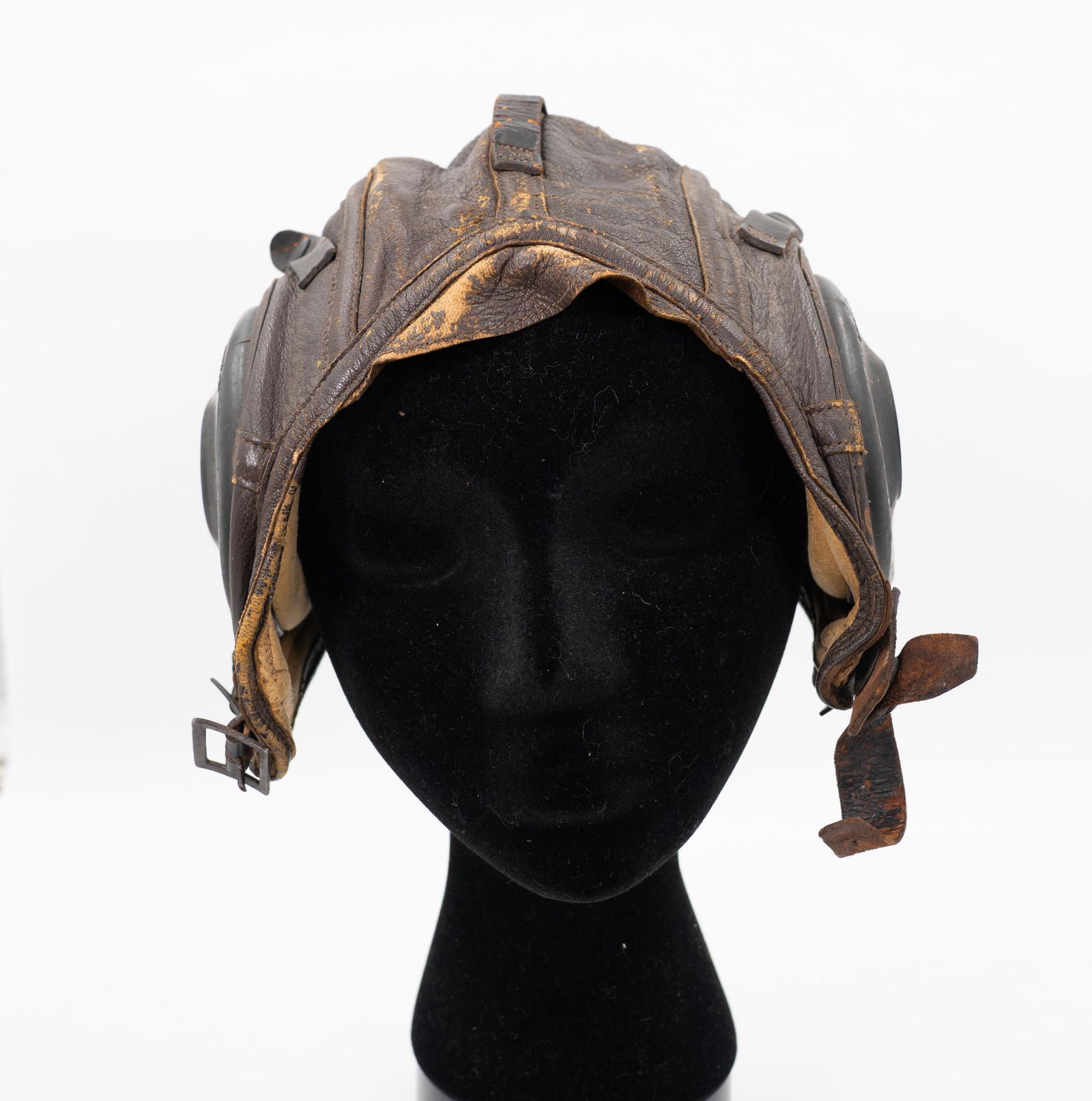 WWII Slote and Klein Medium Leather US Navy Pilot's Flying Helmet (1 of 6)