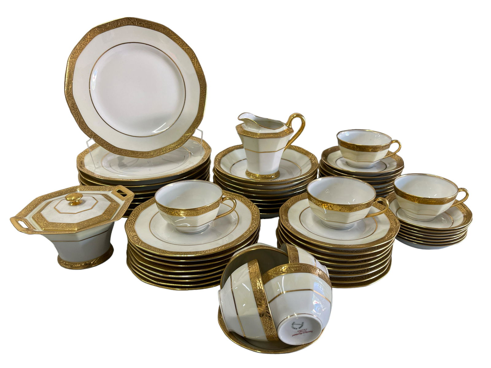 62 pcs. Theodore Haviland Limoges Gold encrusted Dinnerware Set (1 of 7)