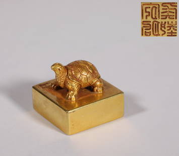 Han dynasty pure golden turtle button printing: H: 1 in(2.5cm) W: 1 1/8 in(3cm) wt:150.5g