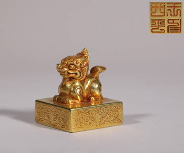 Han dynasty pure gold beast button: H: 1 3/4 in(4.6cm) W: 1 3/8 in(3.6cm) wt:295.8g