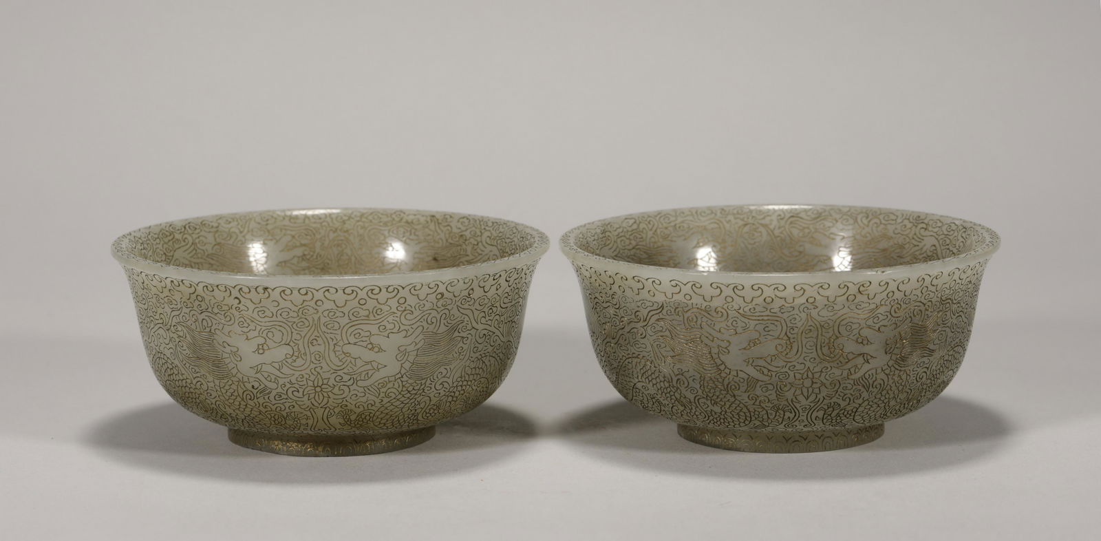 A pair of jade dragon pattern bowls in Hetian during the Qing Dynasty (1 of 8)