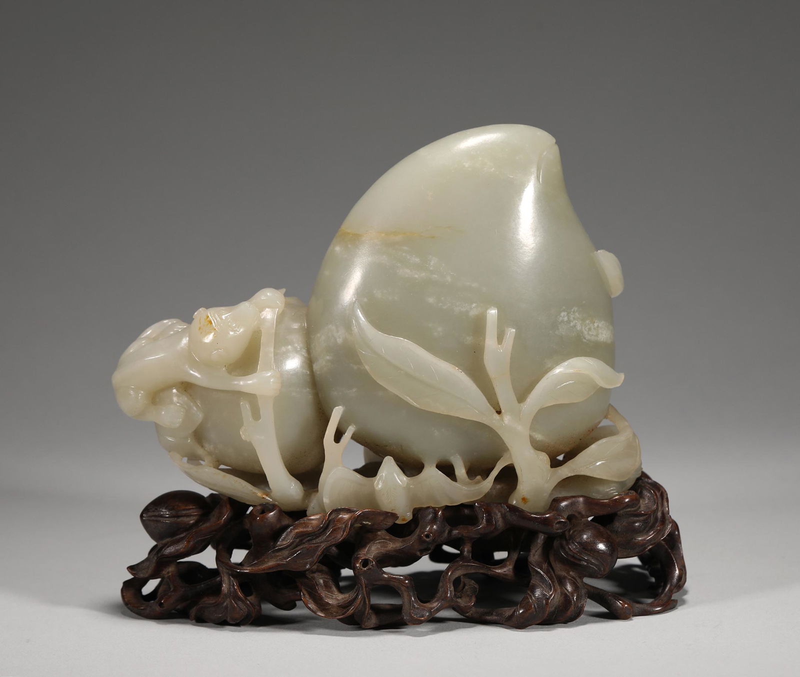 Jade and longevity peach ornaments from Hetian in qing Dynasty (1 of 7)