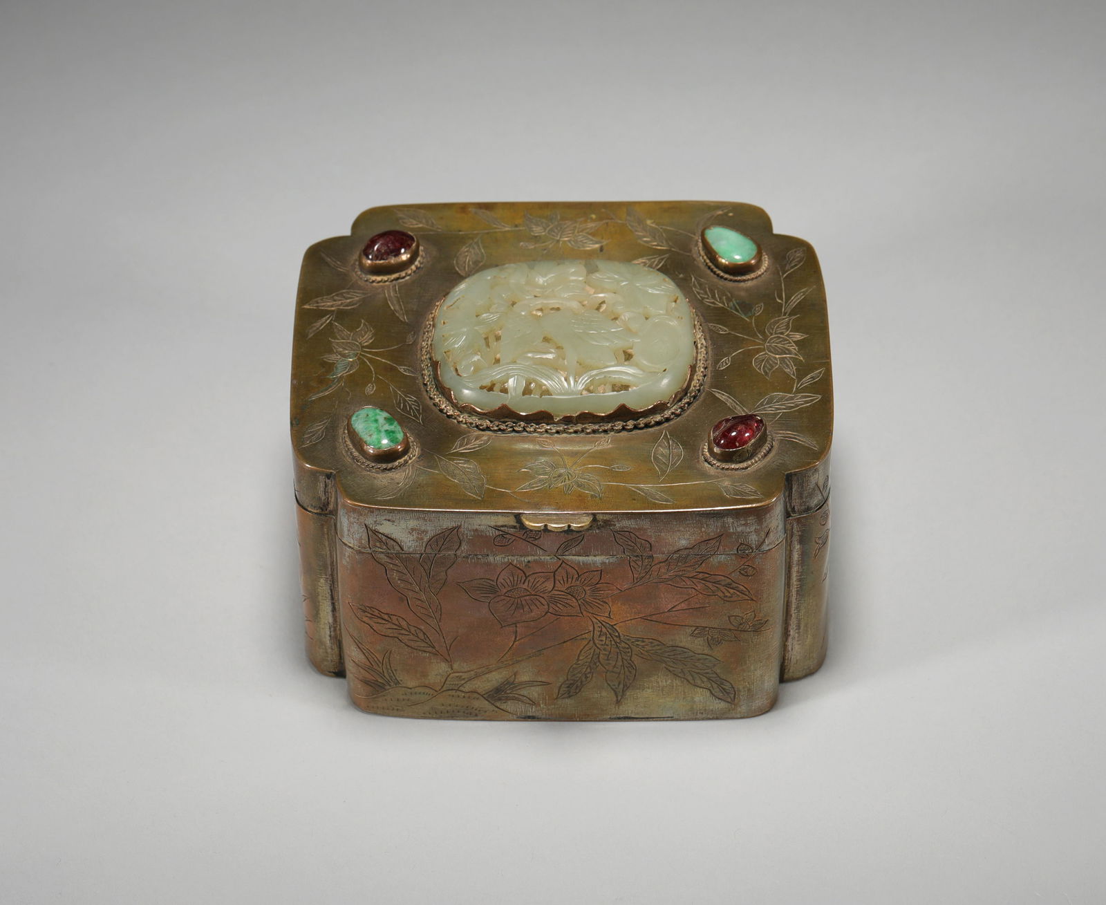 A copper inlaid jade lid box from the Qing Dynasty (1 of 7)