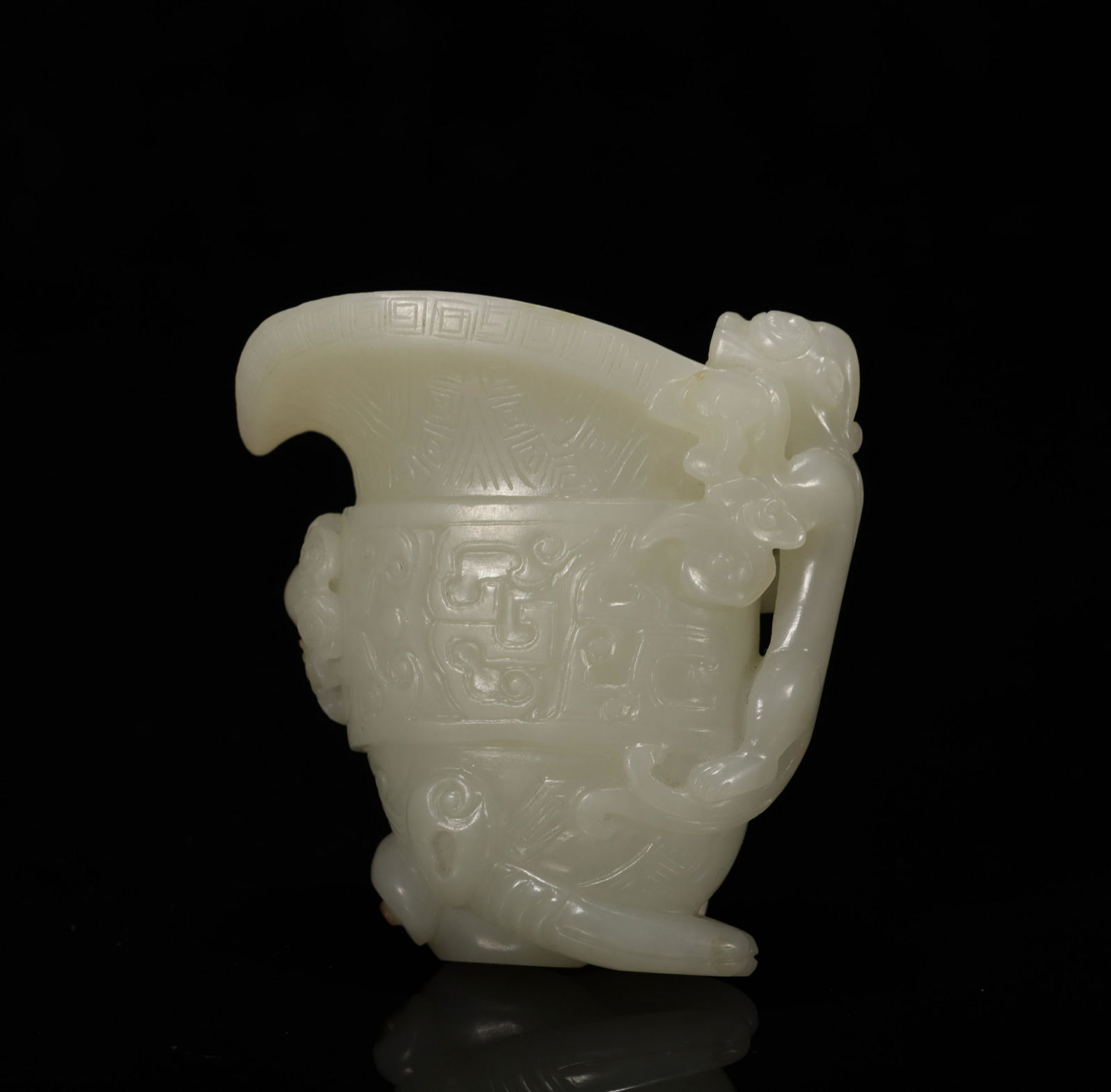Hetian jade dragon pattern cup of qing Dynasty (1 of 7)