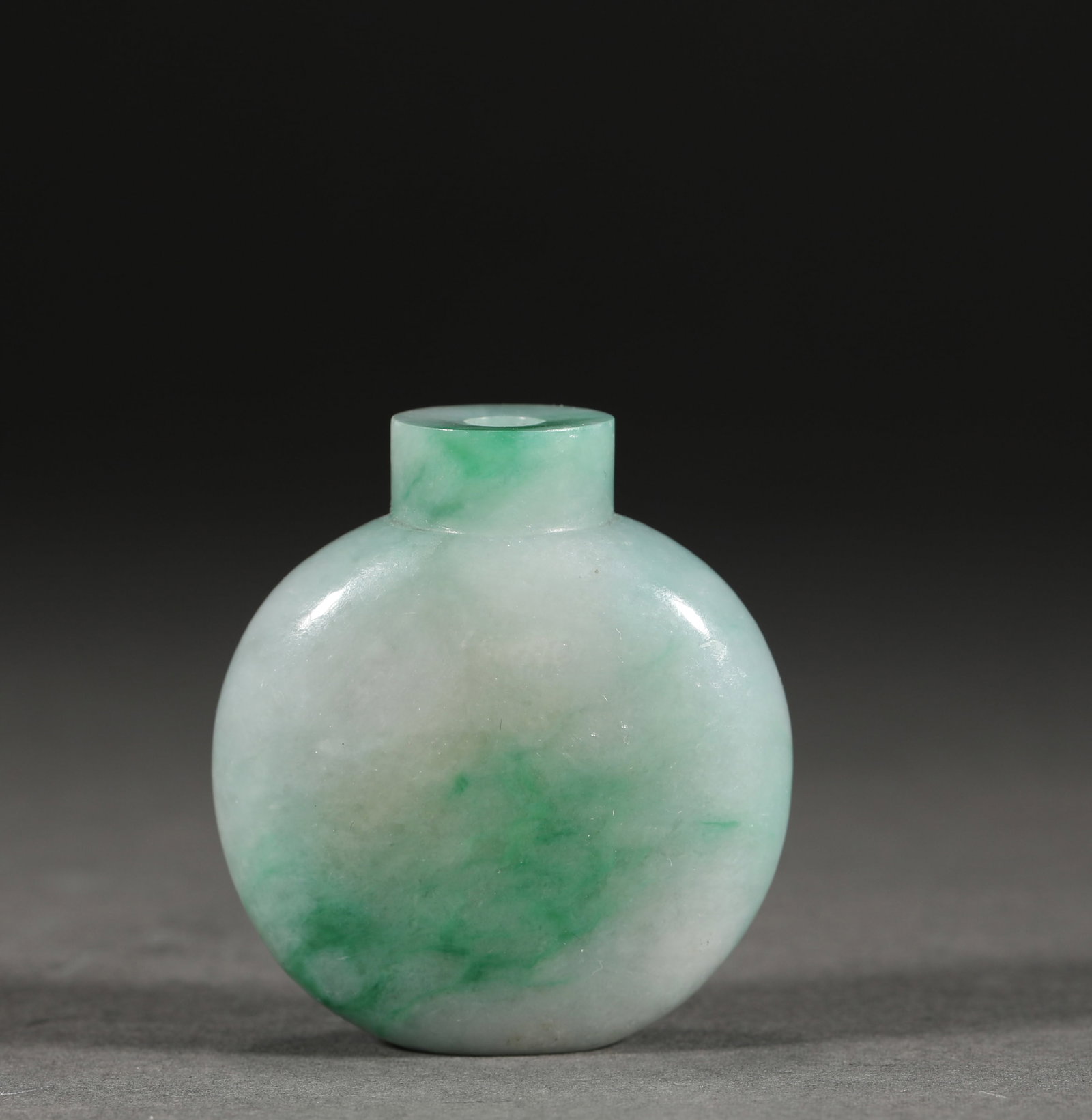 Jade snuff bottle of Qing Dynasty: H:4.9cm W:4.4cm wt:50g
