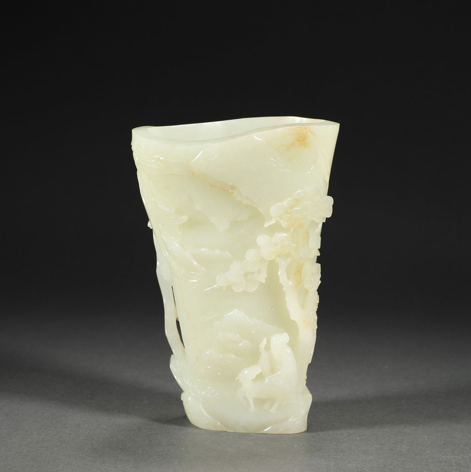 Hetian jade pen holder in Qing Dynasty (1 of 6)