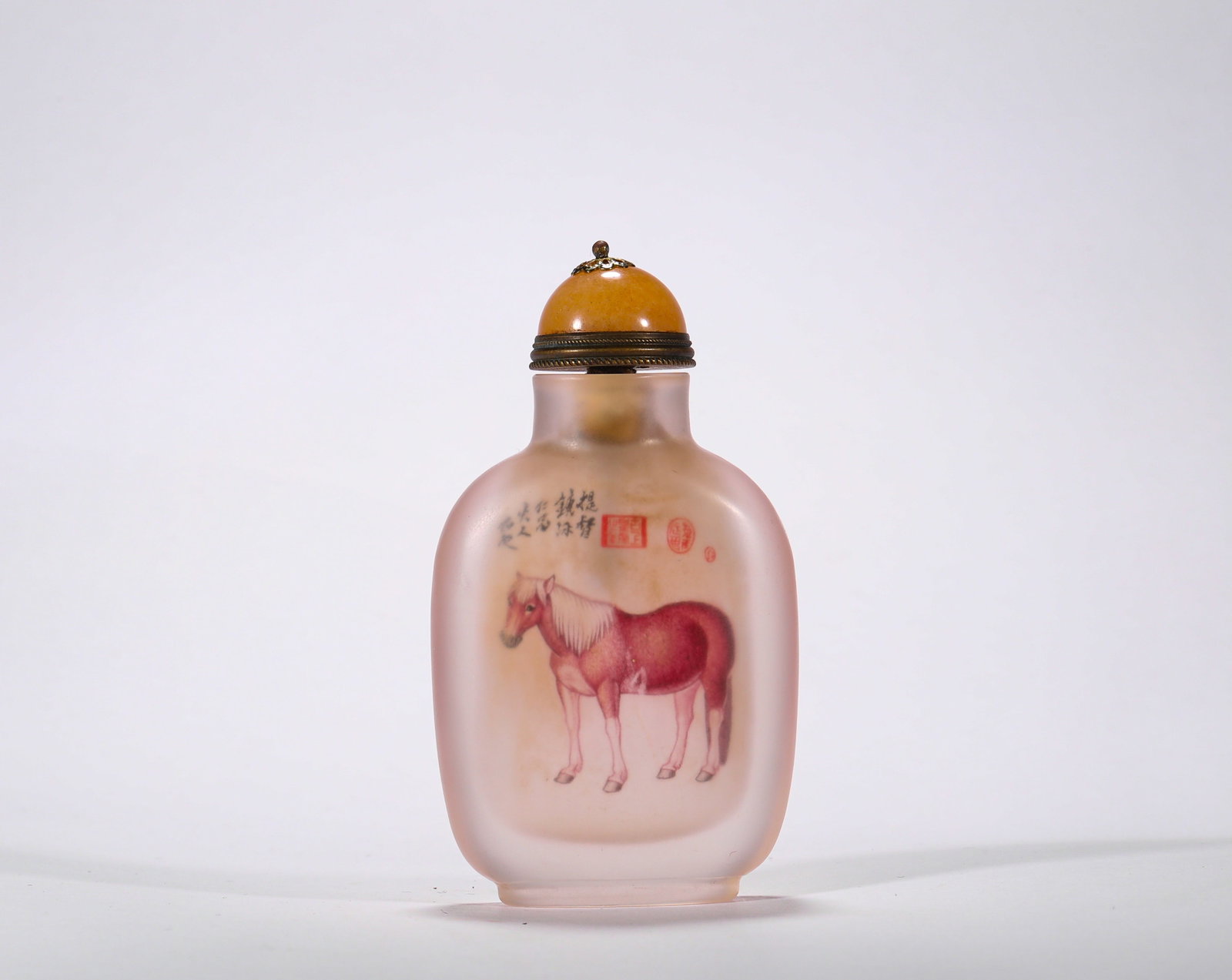 A snuff bottle painted with the pattern of a horse, the Republic of China period: High:9cm,Wide:5cm,Weight:104g