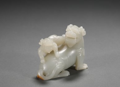 Hetian jade auspicious mother-child beast in Ming Dynasty
