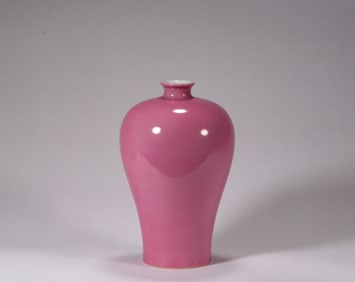 Single color glazed Guanyin vase of Qing Dynasty