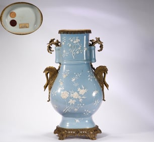 Qianlong admiring bottles in Qing Dynasty