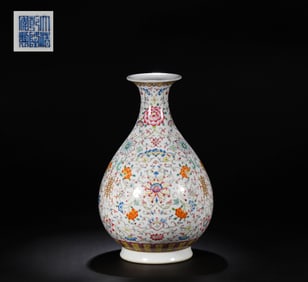 Qianlong admiring bottles in Qing Dynasty