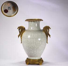 Yongzheng admiring bottles in the Qing Dynasty
