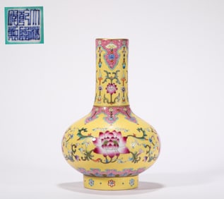 Qianlong enamel vase in Qing Dynasty