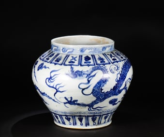 Yuan blue and white noble dragon pattern pot