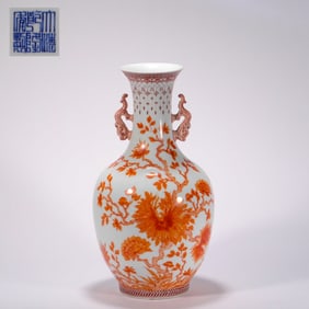 Qianlong admiring bottles in Qing Dynasty