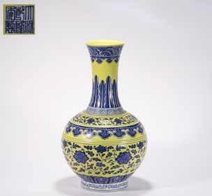 Qianlong yellow glaze flower vase of Qing Dynasty