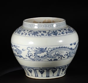 Yuan blue and white noble dragon pattern pot