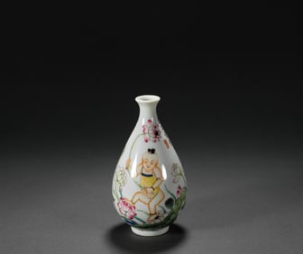 Yongzheng Buddhist clean water bottle in Qing Dynasty