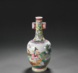 Qianlong enamel color figures vase of Qing Dynasty