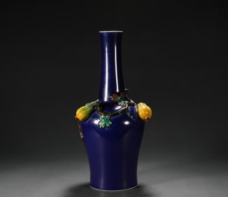 Qianlong admiring bottles in Qing Dynasty