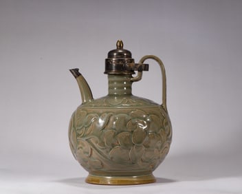 Longquan Kiln handed pot in Song Dynasty