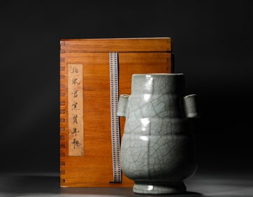 Admiring vase in Song Dynasty official kiln