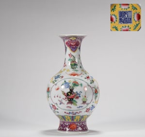 Qing Dynasty Famille Rose Appreciation Bottle