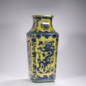 Qing Dynasty Nobility Dragon Pattern Appreciation Bottle