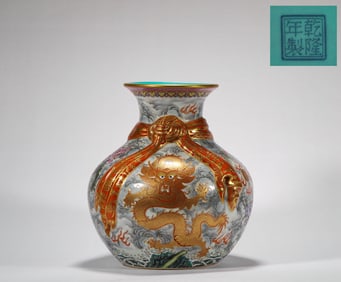Qing Dynasty Enamel Painted Appreciation Bottle