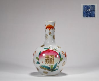 Qing Dynasty Famille Rose Appreciation Bottle