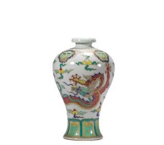 A  D ragon  P attern  Famille Rose P orcelain  Appreciation Bottle , Qing Dynasty, China