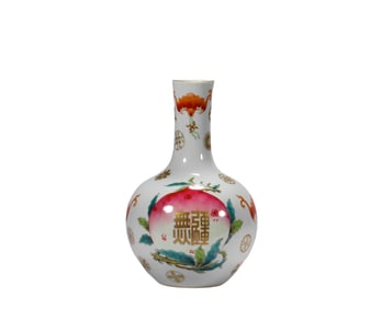 A  L ongevity  P eaches  Famille Rose Appreciation Bottle , Qing Dynasty, China