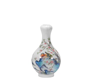 A  P aint ed   F lower s  and  B ird s   Famille Rose Appreciation Bottle , Qing Dynasty, China
