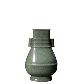 An  Official   K iln  Appreciation Bottle , Song Dynasty, China