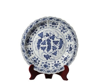 A  B lue and  W hite  P late, Qing Dynasty, China