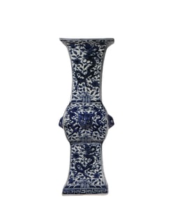A Blue and White Dragon Pattern Jar, Ming Dynasty, China
