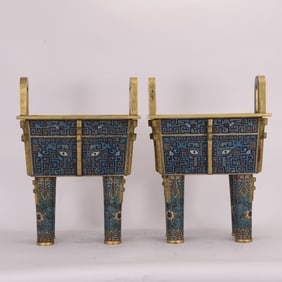 A pair of Qing Dynasty cloisonn é four legged double ear animal patterned incense burners